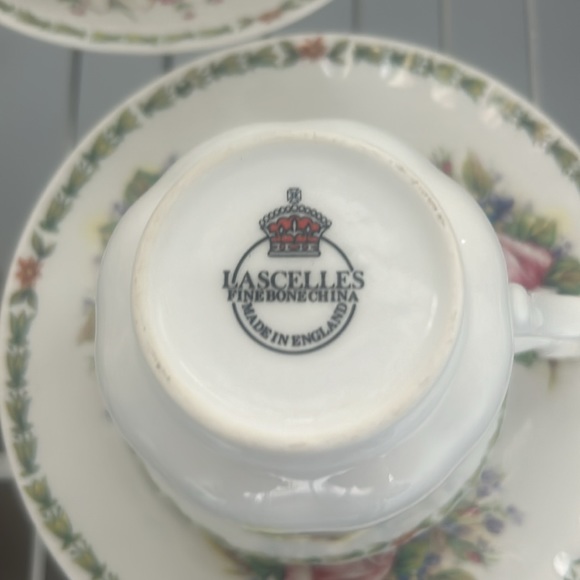 Four tea cups and saucers. - Picture 2 of 6